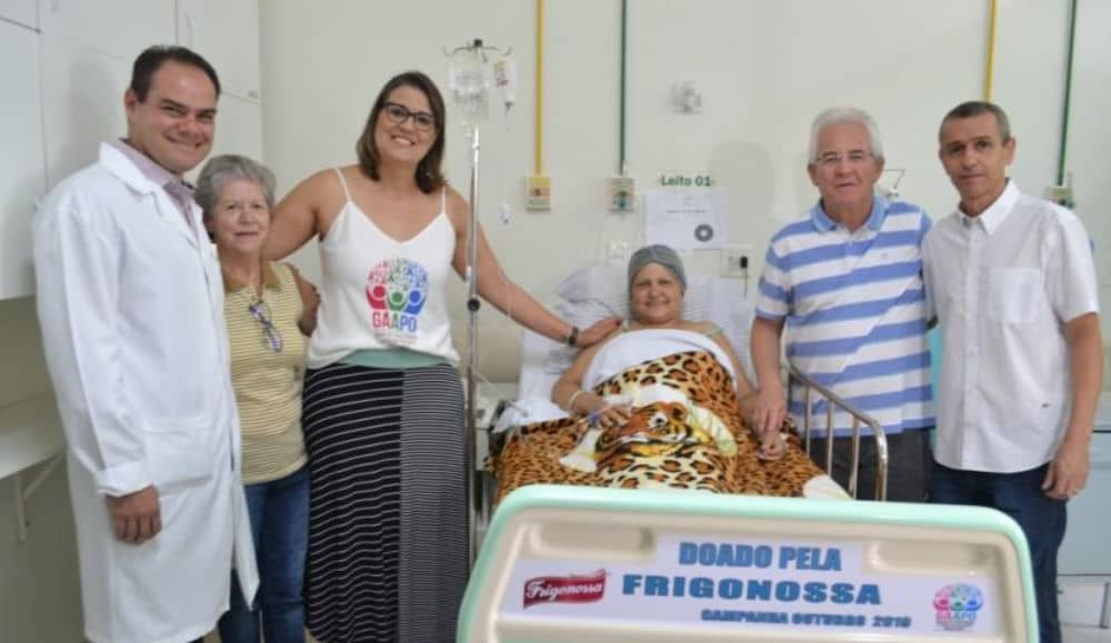 sobre1 Foto.1 – Entrega das Camas hospitalares para Ala de Oncologia do Hospital da Santa Casa de Poços de Caldas em 2019. Com a provedora Célia Maria de Souza e a Presidente da GAAPO Claudia Regina Gomes Rocha.